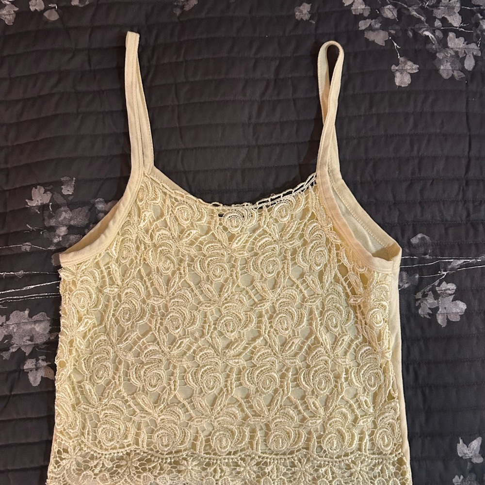 Chic Floral Lace Tank Top in Cream